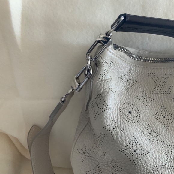 Louis Vuitton Mahina Selene Monogram PM Blanc Shoulder Bag. - Picture 8 of 16